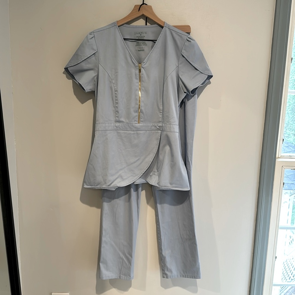 Jaanuu sky blue tulip scrub set M